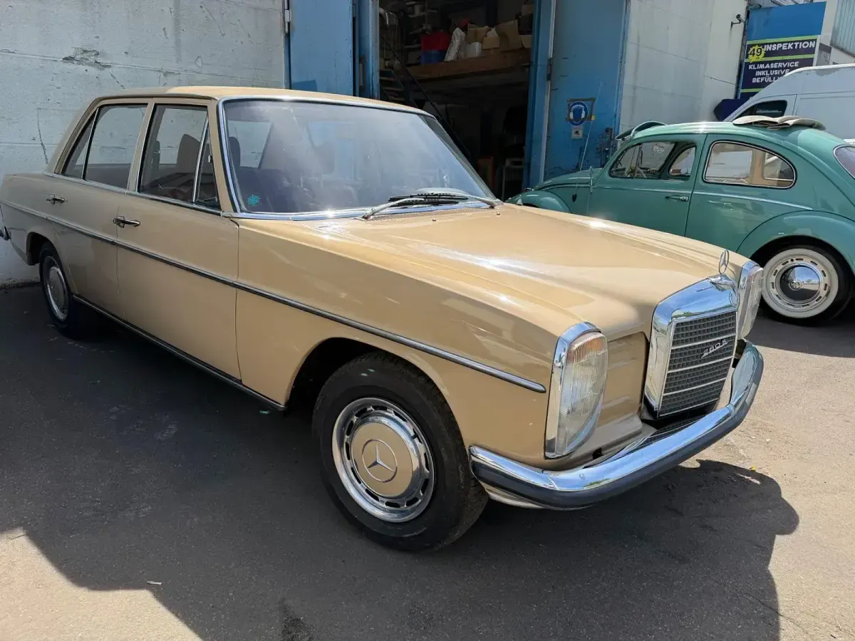 Gebraucht Mercedes 200 75 PS (55 kW) 1972 Beige Limousine
