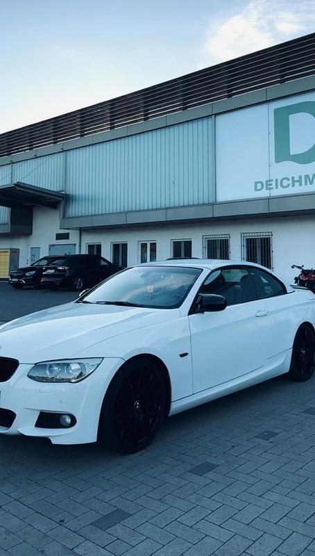 Weiß Gebraucht 2011 BMW 318 Cabriolet M Sport Cabrio | 11.250 € - Bild 1/4