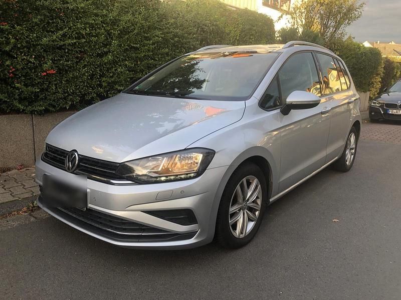Silber Gebraucht 2018 VW Golf Sportsvan Highline Van / Kleinbus | 15.250 € (Superpreis) - Bild 1/4