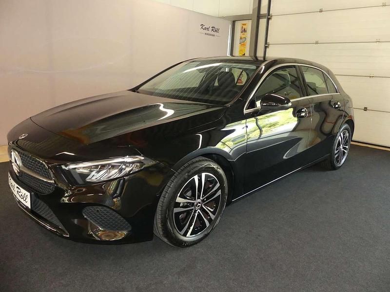 Kosmosschwarz metalliclack Gebraucht 2023 Mercedes A180 Advanced Kleinwagen | 28.500 € (Fairer Preis) - Bild 1/4