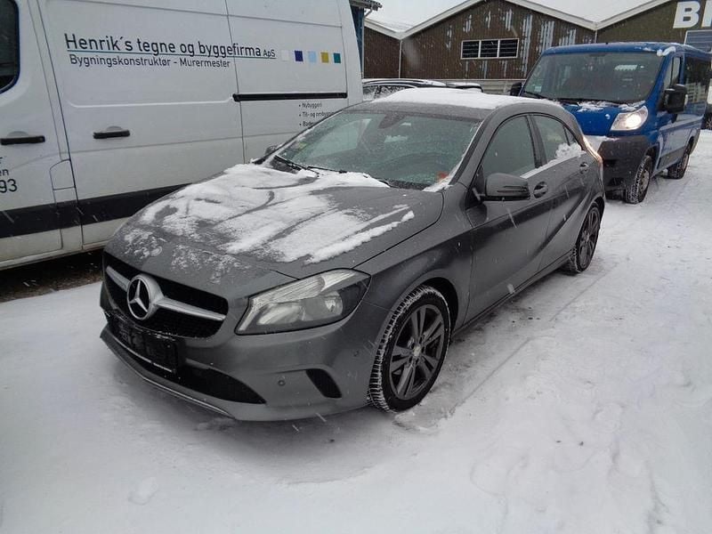 Grau Gebraucht 2016 Mercedes A180 Limousine | 8.800 € (Guter Preis) - Bild 1/4