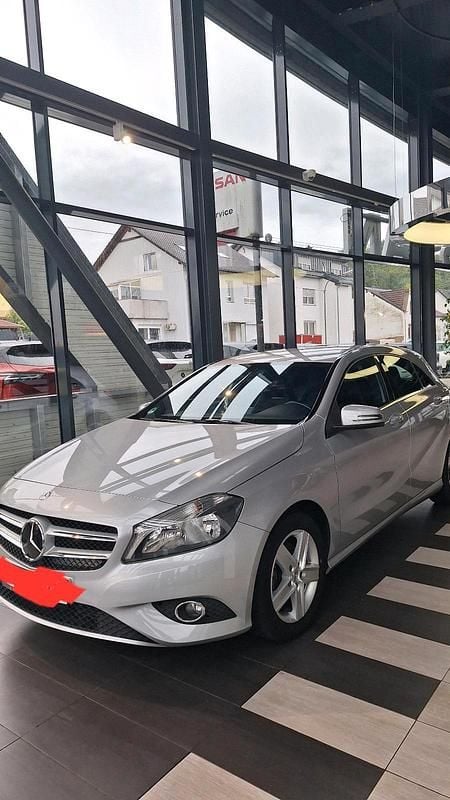 Gebraucht Mercedes A180 Style 122 PS (89 kW) 2014 Silber Limousine