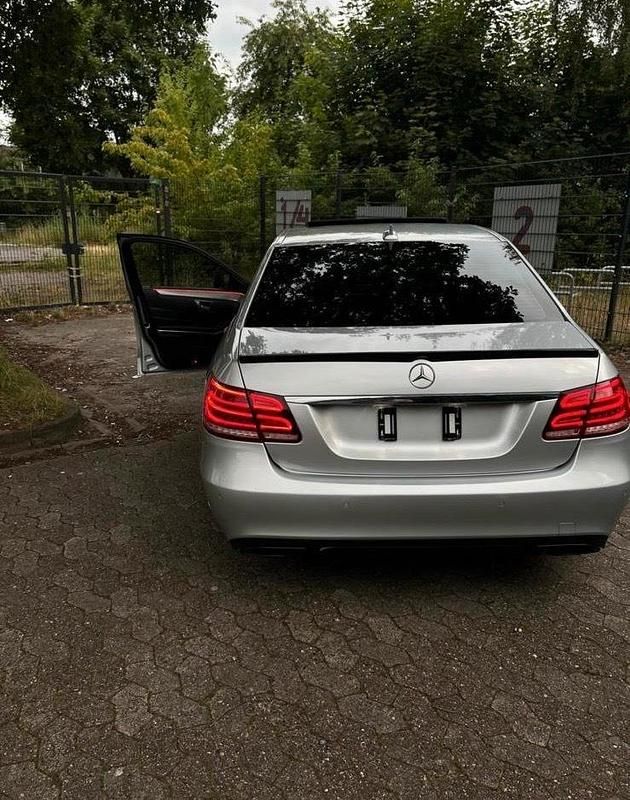 Silber Gebraucht 2013 Mercedes E300 Limousine | 12.500 € (Etwas zu teuer) - Bild 1/4