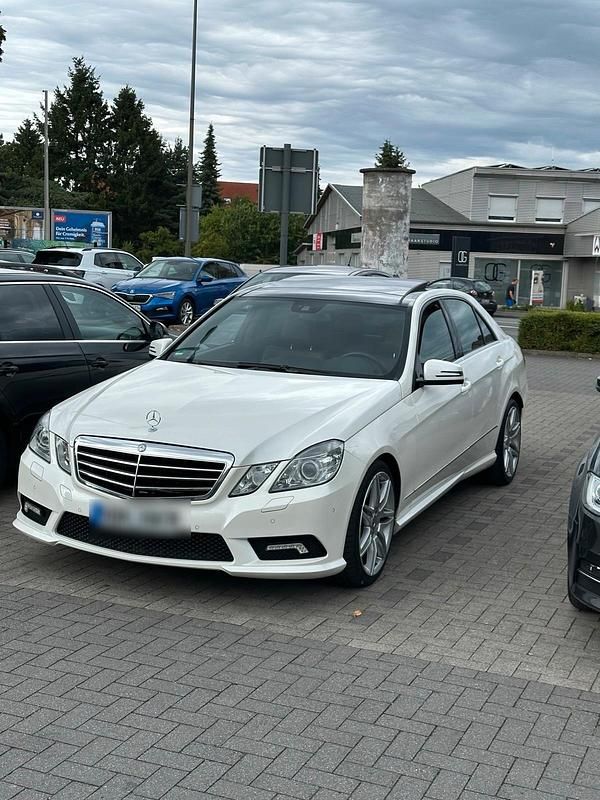 Weiß Gebraucht 2010 Mercedes E300 AMG Limousine | 12.450 € (Fairer Preis) - Bild 1/4