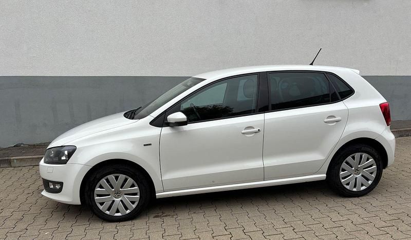 Weiß Gebraucht 2013 VW Polo Life Kleinwagen | 6.799 € (Fairer Preis) - Bild 1/4