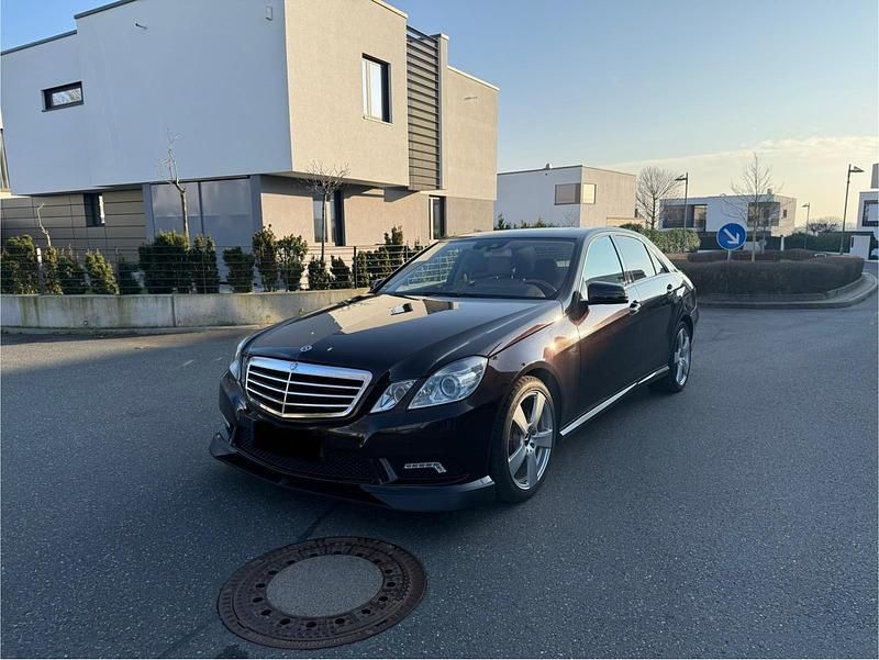 Braun Gebraucht 2009 Mercedes E350 AMG line Limousine | 12.900 € (Fairer Preis) - Bild 1/4