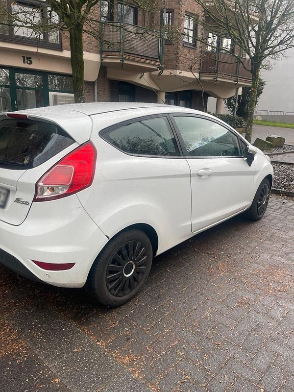 Gebraucht Ford Fiesta 95 PS (69 kW) 2016 Weiß Kleinwagen