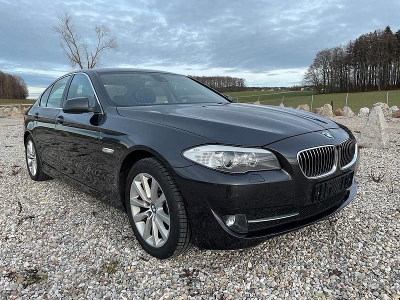 Grau Gebraucht 2011 BMW 523 Limousine | 7.900 € (Fairer Preis) - Bild 1/4