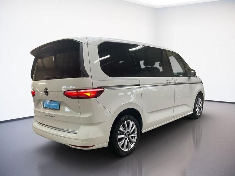 Second-hand VW Multivan Style 150 CP (110 kW) 2024 Alb Monovolum
