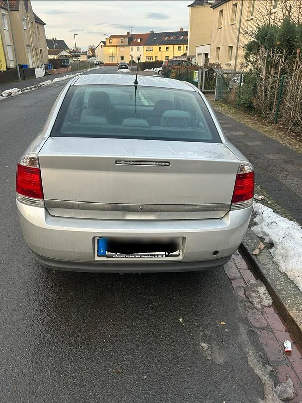 Grau Gebraucht 2004 Opel Vectra Limousine | 2.000 € (Fairer Preis) - Bild 1/4
