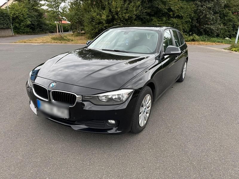 Schwarz Gebraucht 2014 BMW 318 Kombi | 6.325 € - Bild 1/4