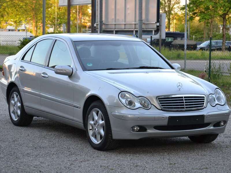 Brillantsilber metalliclack Gebraucht 2003 Mercedes C180 Limousine | 6.290 € - Bild 1/4