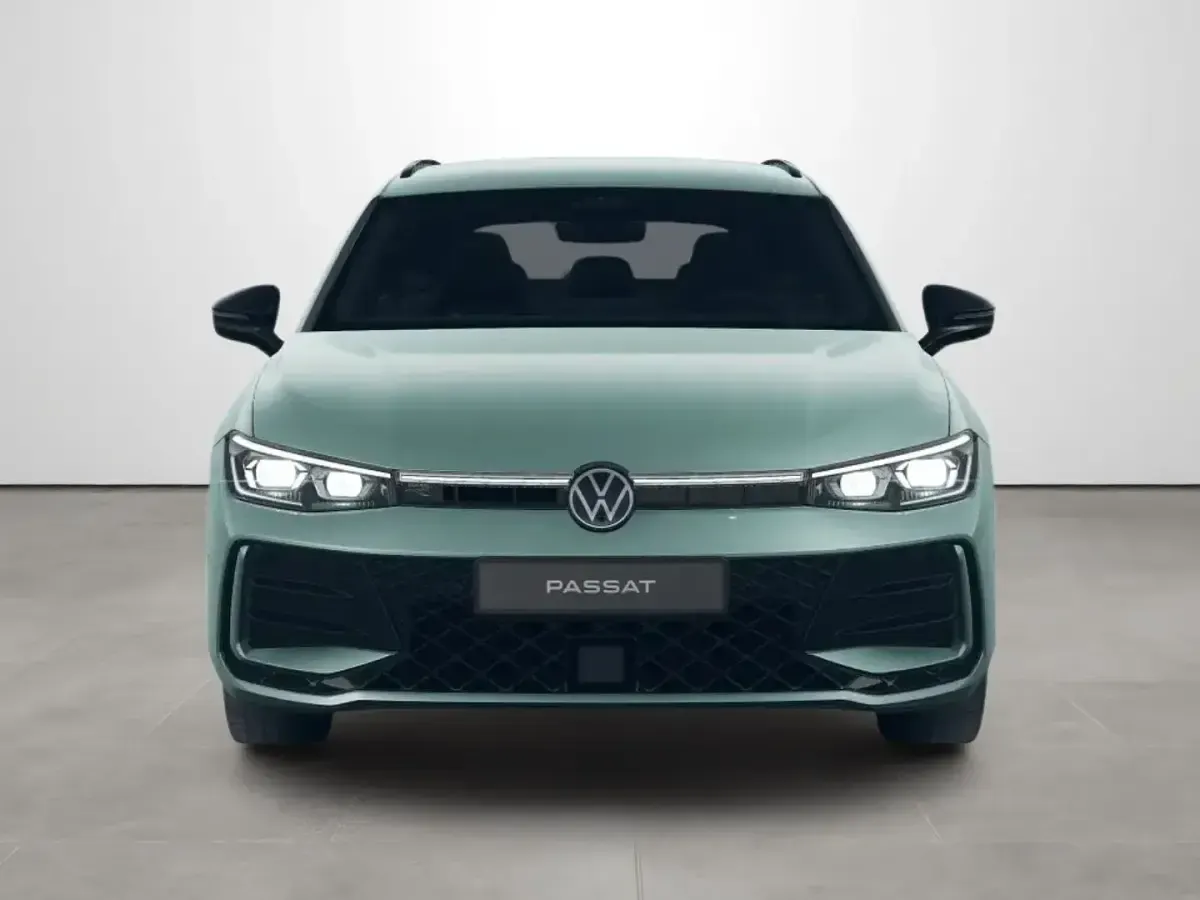 Gebraucht VW Passat R-line 150 PS (110 kW) 2025 Maripositgrün metallic Kombi