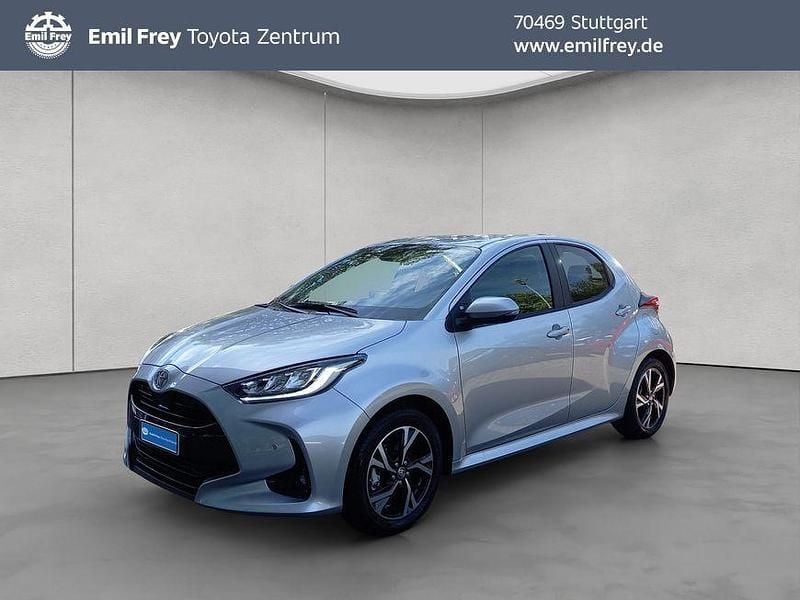 Shimmering silber metallic Neu 2025 Toyota Yaris Hybrid Comfort Limousine | 27.950 € - Bild 1/4