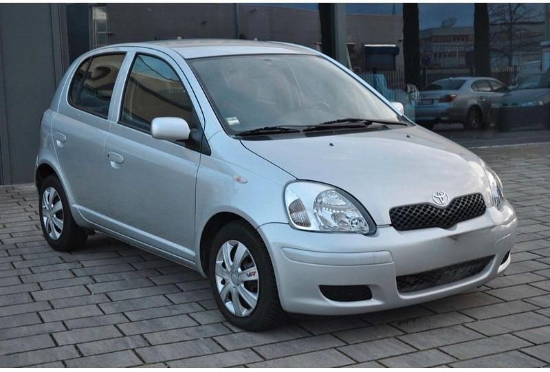 Grau Gebraucht 2004 Toyota Yaris Kleinwagen | 4.200 € (Fairer Preis) - Bild 1/4