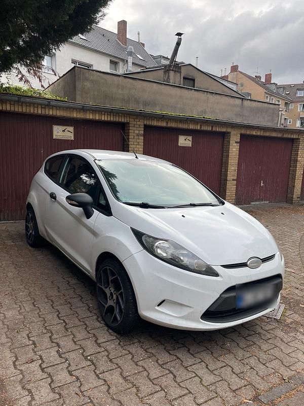 Weiß Gebraucht 2009 Ford Fiesta Kleinwagen | 1.999 € (Teuer) - Bild 1/4