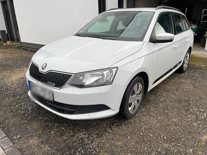 Weiß Gebraucht 2015 Skoda Fabia Kleinwagen | 6.900 € (Fairer Preis) - Bild 1/4