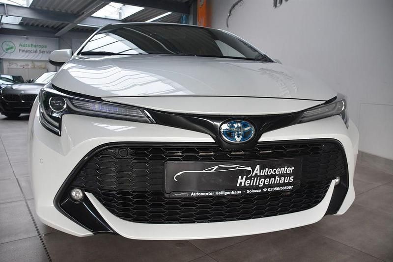 Gebraucht Toyota Corolla Hybrid Team 122 PS (89 kW) 2022 Weiß Limousine