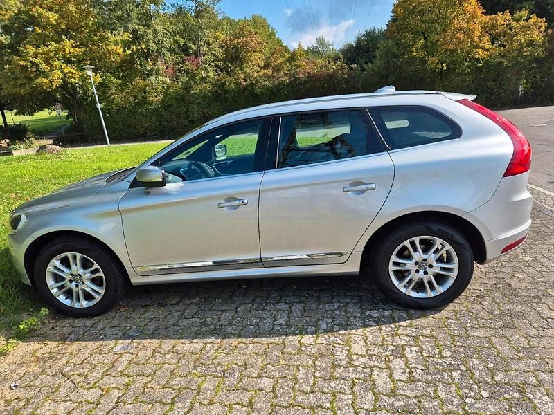 Silber Gebraucht 2016 Volvo XC60 Summum SUV | 22.500 € (Etwas zu teuer) - Bild 1/4