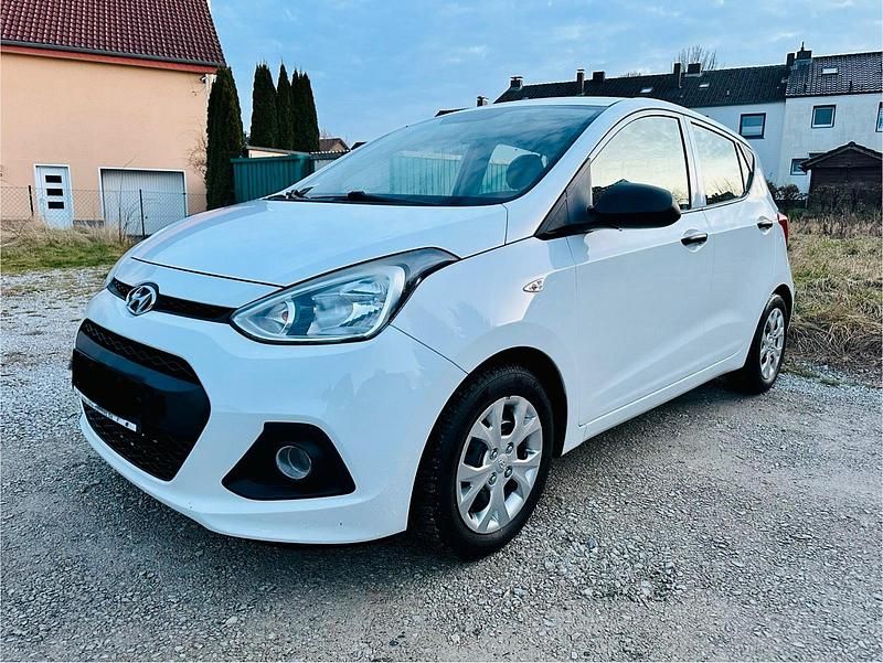 Weiß Gebraucht 2015 Hyundai i10 Kleinwagen | 4.490 € - Bild 1/4