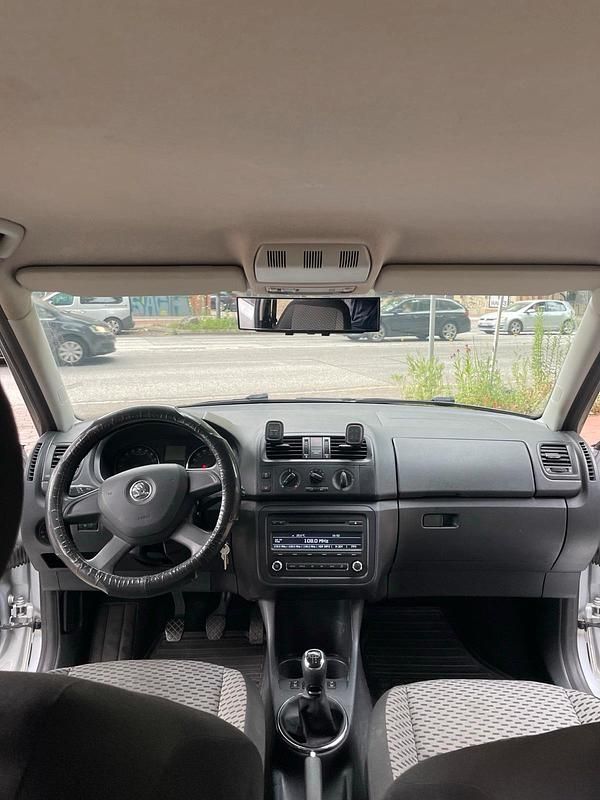 Silber Gebraucht 2013 Skoda Fabia Kleinwagen | 4.399 € (Fairer Preis) - Bild 1/4