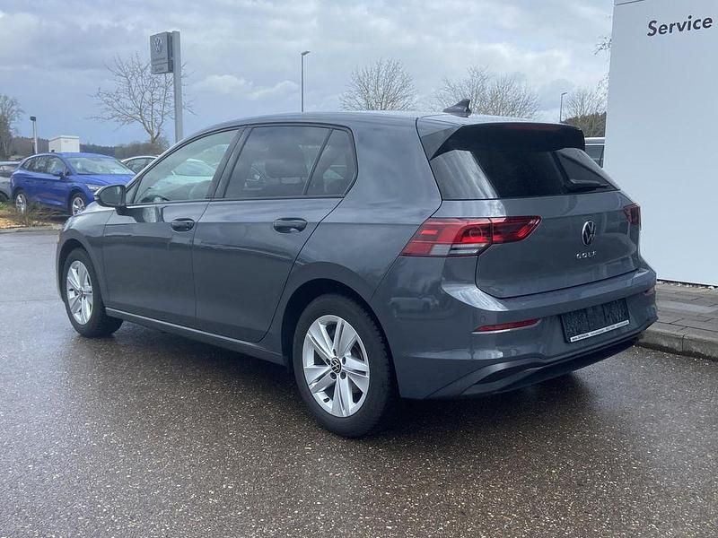 Gebraucht VW Golf VIII Active 131 PS (96 kW) 2023 Grau Limousine