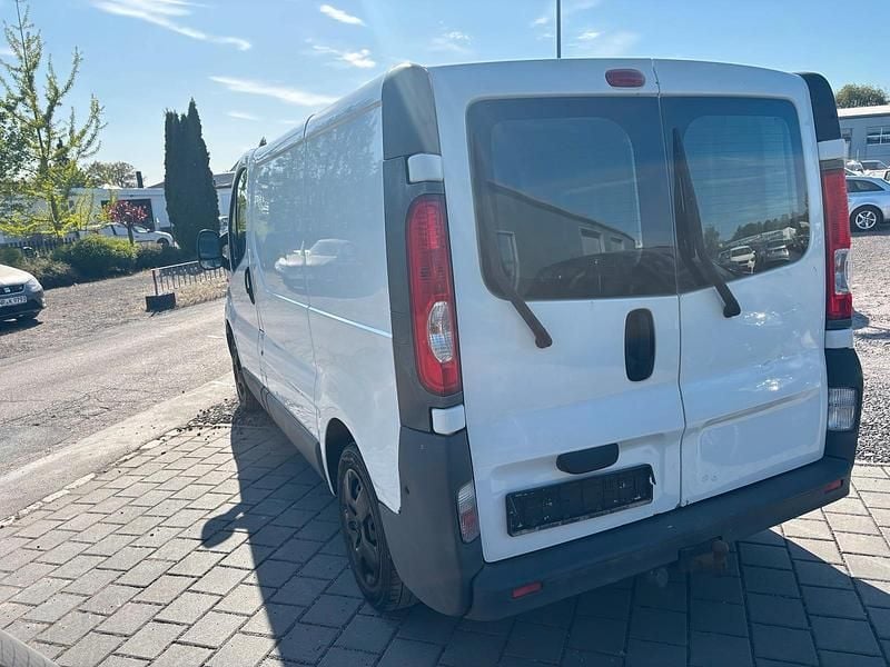 Second-hand Opel Vivaro 114 CP (83 kW) 2012 Alb Monovolum