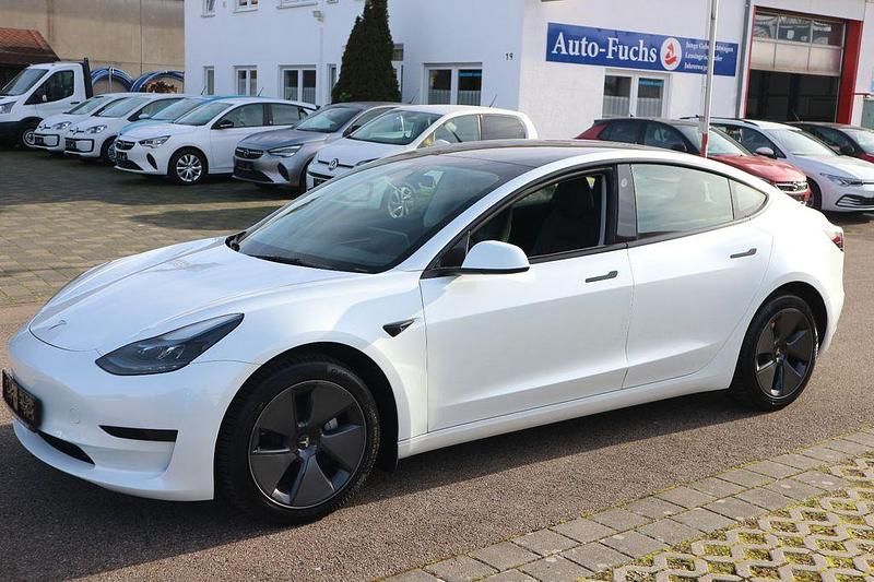 Weiß Gebraucht 2023 Tesla Model 3 RWD Limousine | 29.999 € (Fairer Preis) - Bild 1/4