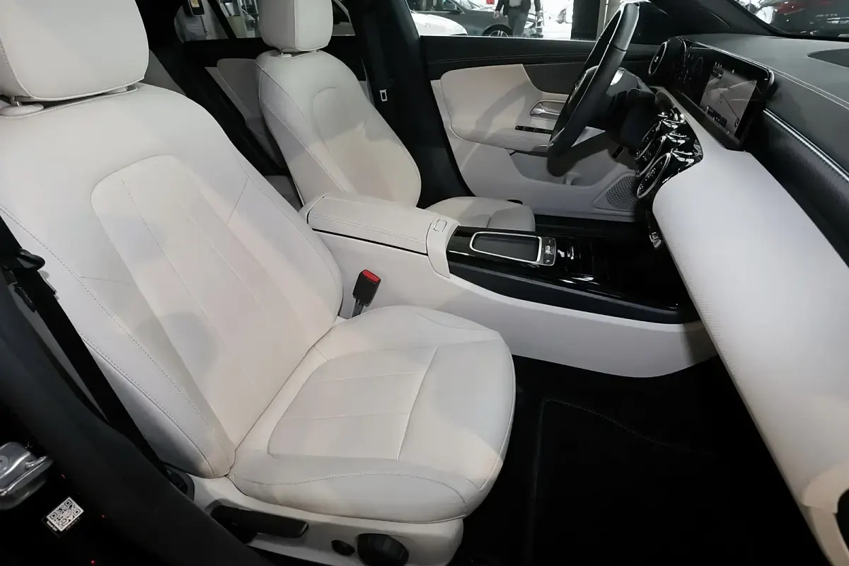 Gebraucht Mercedes CLA180 Progressive 136 PS (100 kW) 2025 Metalliclack kosmosschwarz Limousine
