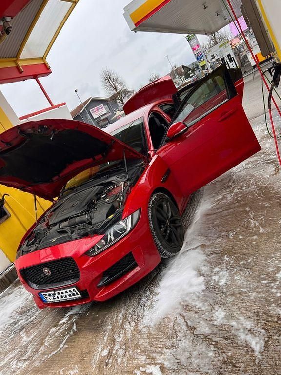 Gebraucht Jaguar XE R-Sport 179 PS (131 kW) 2019 Rot Limousine
