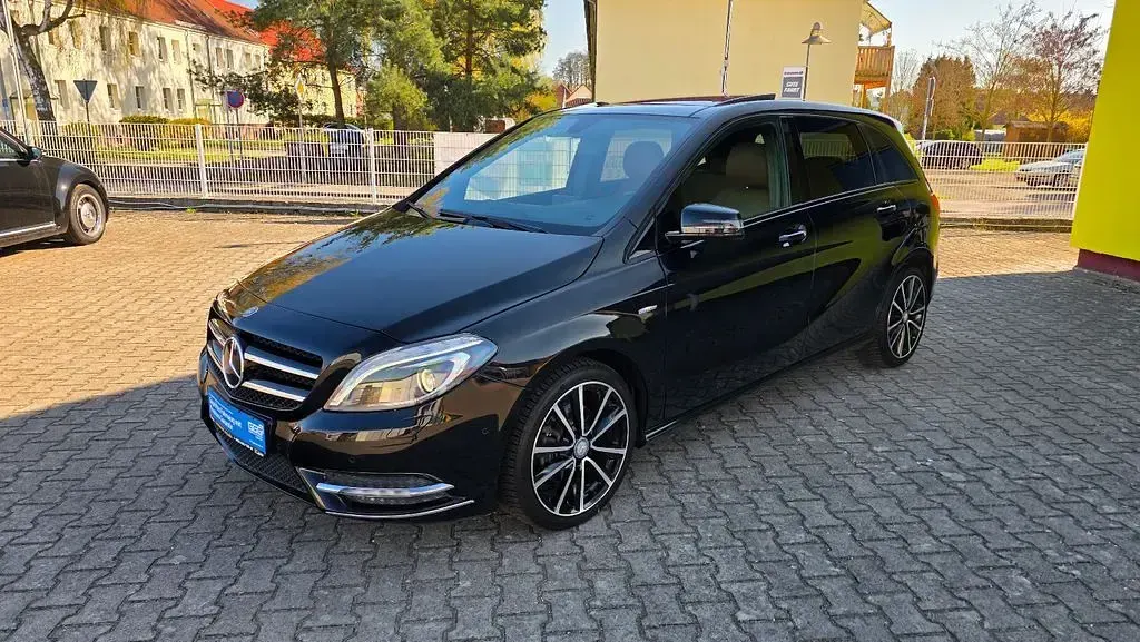 Gebraucht Mercedes B180 122 PS (89 kW) 2012 Schwarz Van / Kleinbus