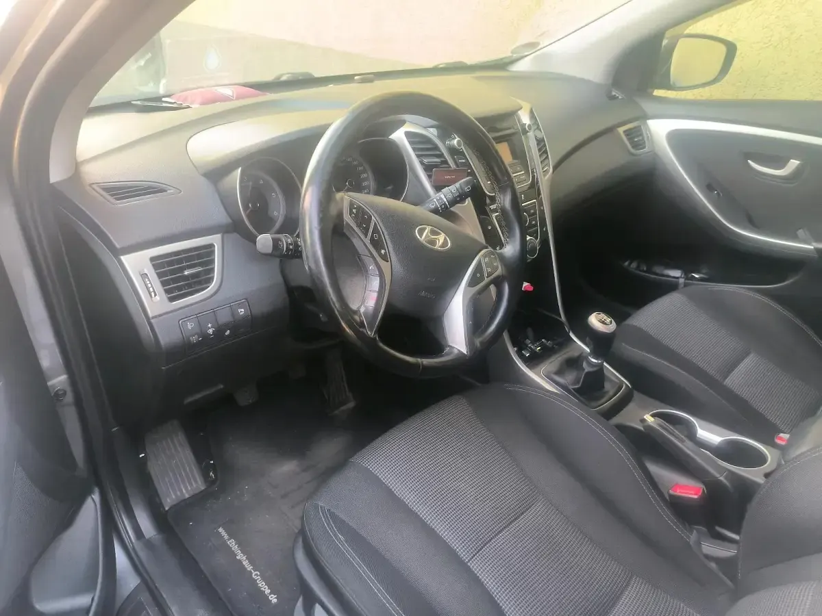 Gebraucht Hyundai i30 90 PS (66 kW) 2013 Grau Kleinwagen