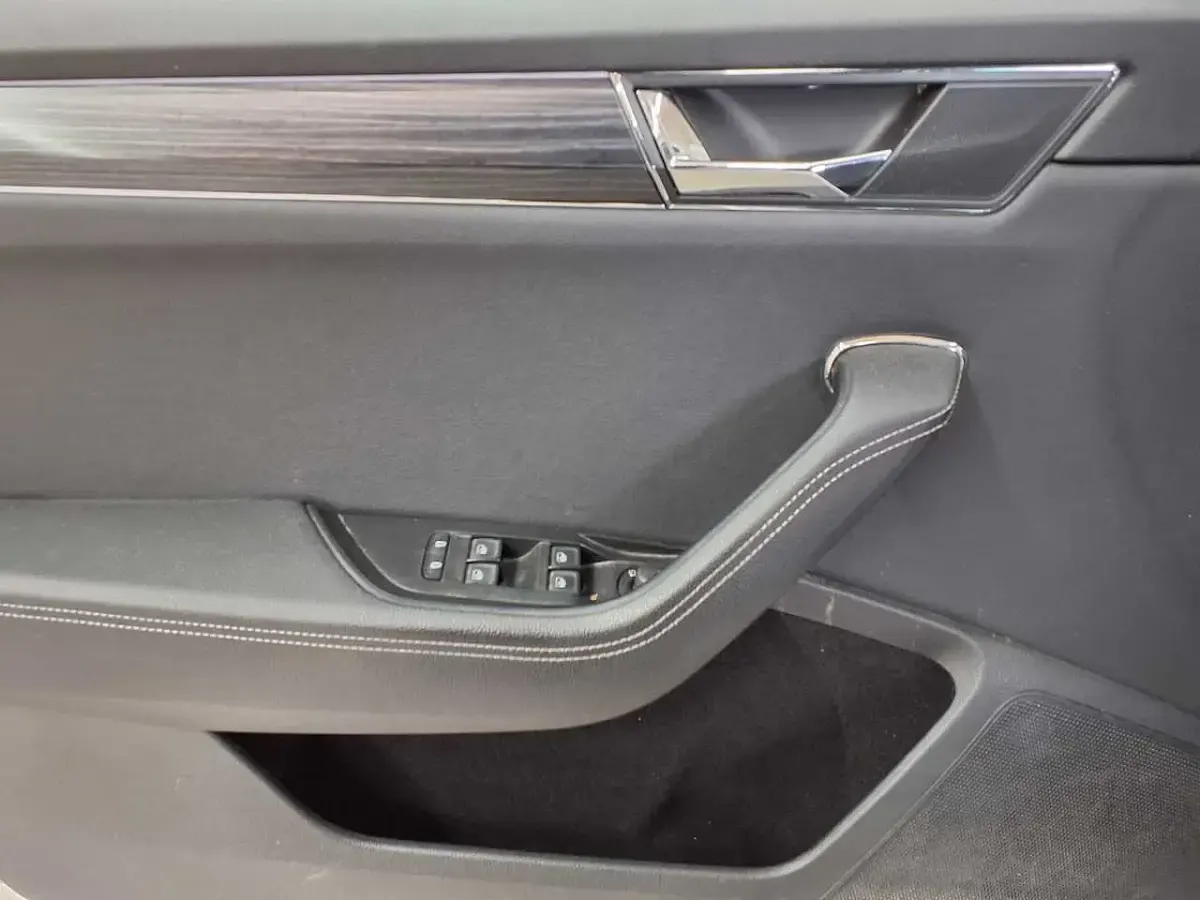 Gebraucht Skoda Superb Style 150 PS (110 kW) 2023 Brillantsilber metallic Kombi