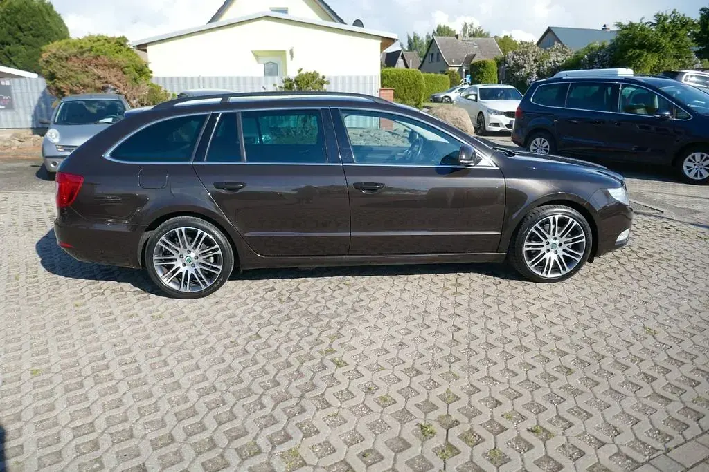 Używany Skoda Superb Ambition 140 KM (102 kW) 2012 Brązowy Kombi