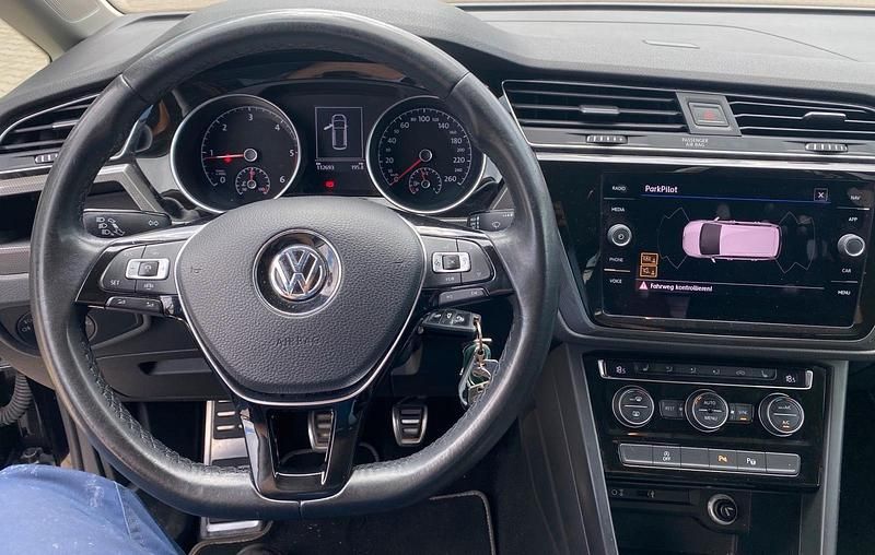 Gebraucht VW Touran 116 PS (85 kW) 2018 Schwarz Van / Kleinbus