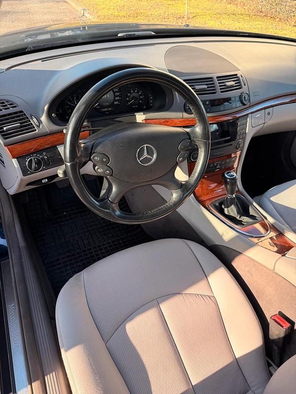 Gebraucht Mercedes E200 184 PS (135 kW) 2006 Blau Limousine
