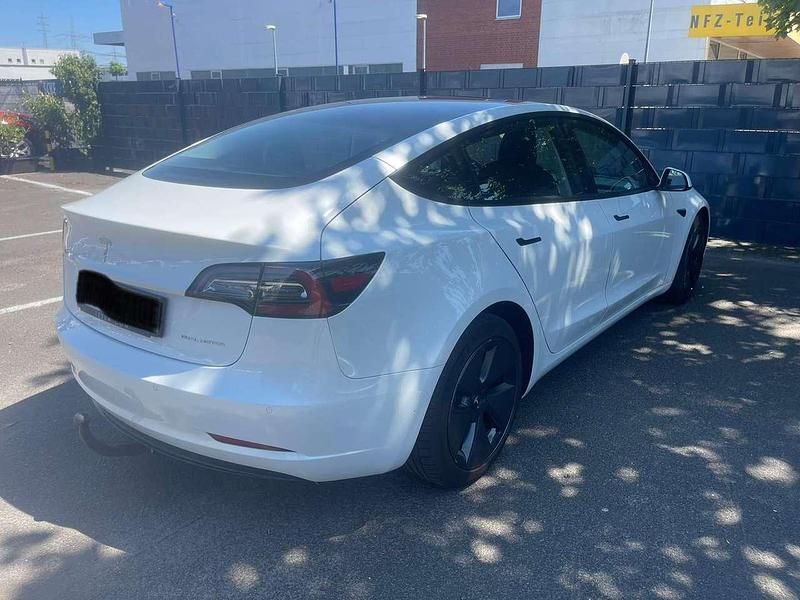 Weiß Gebraucht 2021 Tesla Model 3 Limousine | 28.950 € (Fairer Preis) - Bild 1/4