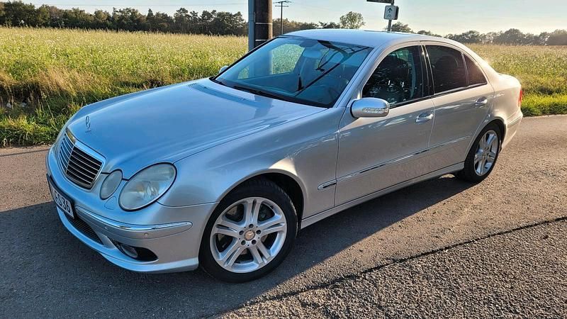 Silber Gebraucht 2005 Mercedes E500 Avantgarde Limousine | 6.450 € (Guter Preis) - Bild 1/4