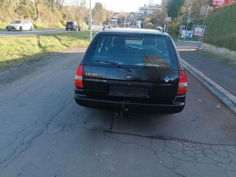 Second-hand Ford Escort 90 CP (66 kW) 2001 Negru Berlinǎ
