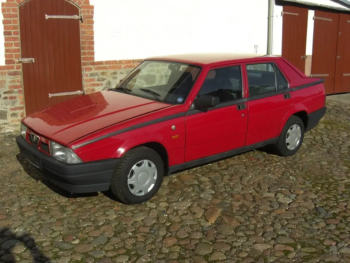 Używany Alfa Romeo 75 120 KM (88 kW) 1990 Czerwony Sedan/Limuzyna