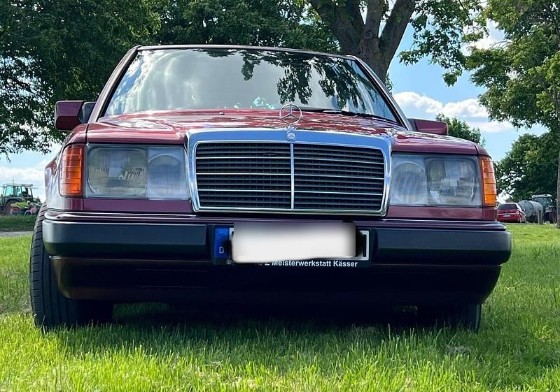 Gebraucht Mercedes 200 118 PS (86 kW) 1991 Rot Limousine