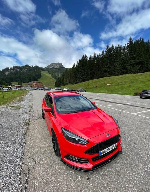 Rot Gebraucht 2016 Ford Focus ST Kombi | 9.999 € (Guter Preis) - Bild 1/4