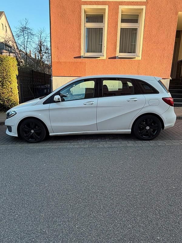 Gebraucht Mercedes B180 109 PS (80 kW) 2016 Weiß Van / Kleinbus