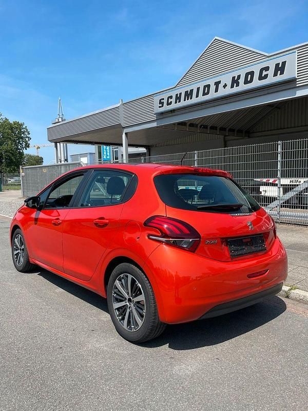 Gebraucht Peugeot 208 Active 82 PS (60 kW) 2017 Orange Kleinwagen