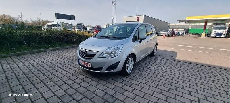 Gebraucht Opel Meriva Design Edition 101 PS (74 kW) 2011 Silber Van / Kleinbus