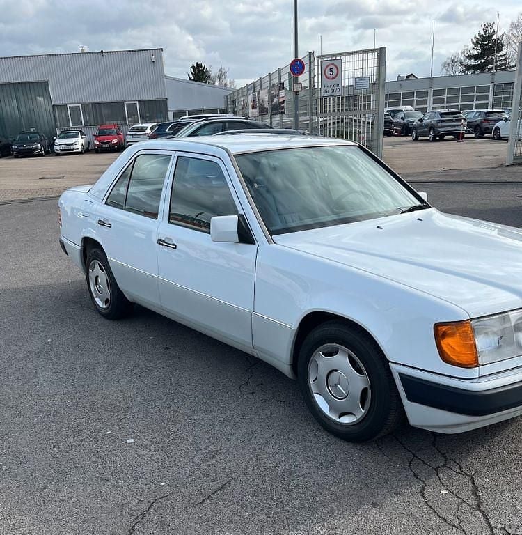 Gebraucht Mercedes 200 118 PS (86 kW) 1990 Weiß Limousine