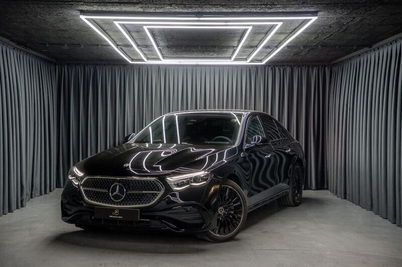 040 schwarz Neu 2025 Mercedes E220 Premium Plus Limousine | 79.390 € - Bild 1/4