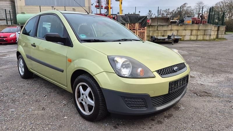 Gebraucht Ford Fiesta Ambiente 70 PS (51 kW) 2007 Grün Kleinwagen