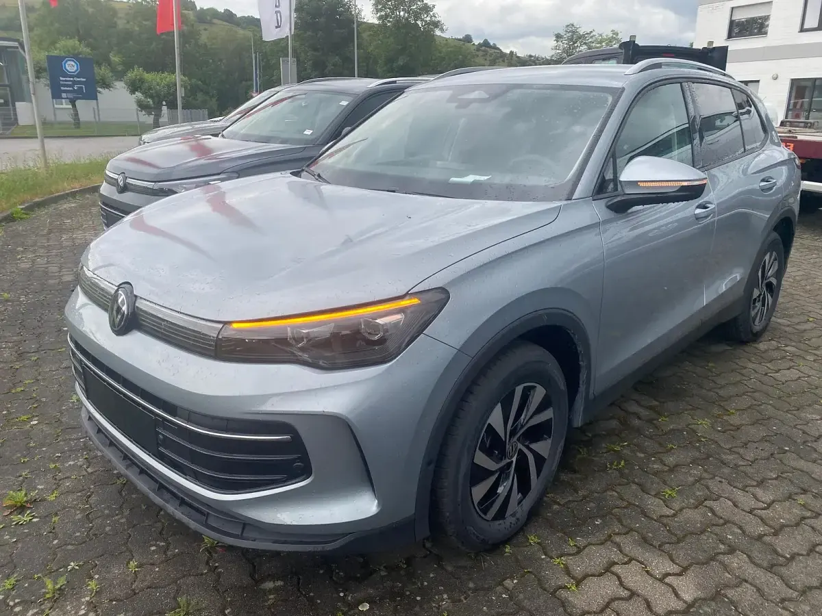 Neu VW Tiguan Life 150 PS (110 kW) 2026 Oyster silver metallic SUV