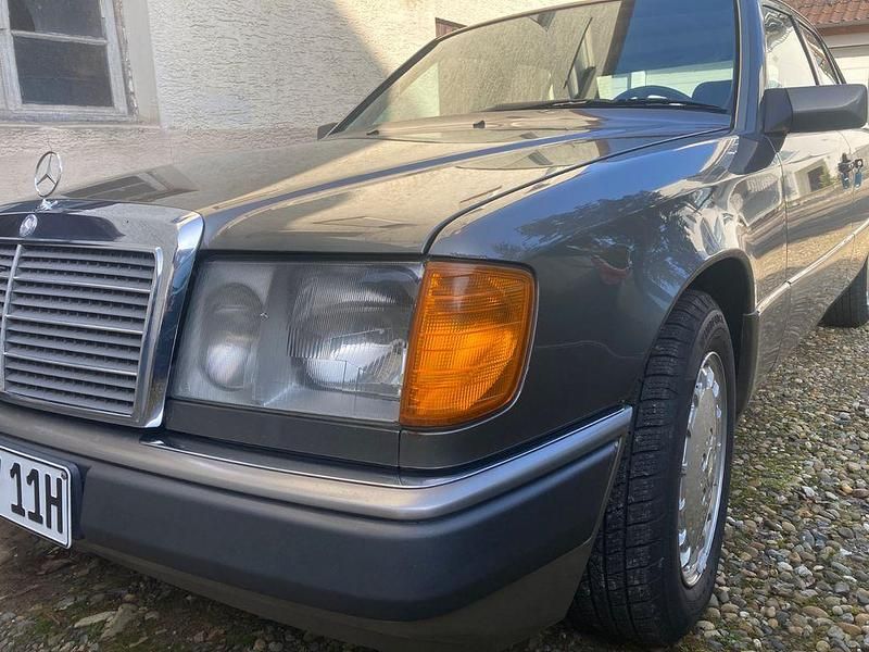 Gebraucht Mercedes 300 110 PS (80 kW) 1991 Grau Limousine